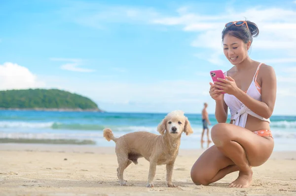 Молода Красива Жінка Бікіні Собакою Яка Насолоджується Відпочиває Пляжі Літо — стокове фото