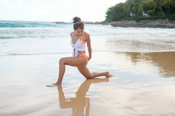 Young Asian Woman Bikini Doing Yoga Beach Health Meditation Concept — Zdjęcie stockowe