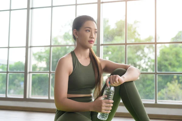 Young Fitness Woman Sportswear Drinking Water Exercising Home Healthy Lifestyles — Stok fotoğraf
