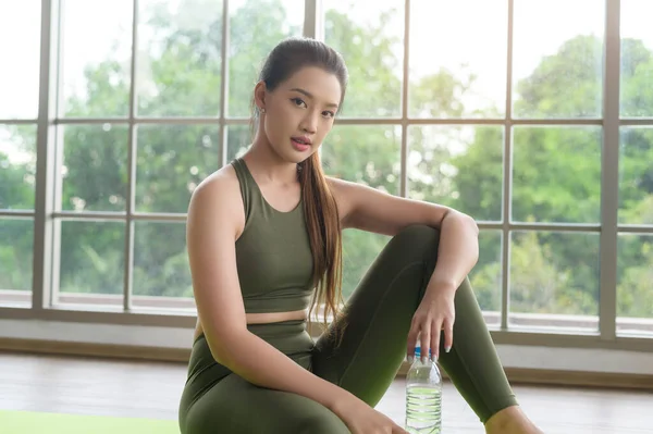 Mladá Fitness Žena Sportovním Oblečení Pitné Vody Cvičení Doma Zdravý — Stock fotografie