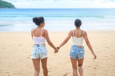 İki çekici bayan arkadaş sahilde keyif çatıyor, yaz, tatil, tatiller, yaşam tarzları konsepti..