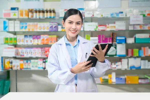 Portrait Female Pharmacist Using Tablet Modern Pharmacy Drugstore — Foto Stock