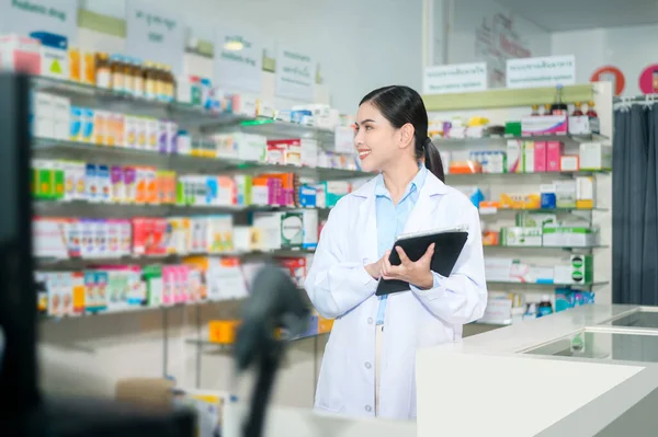 Portrait Une Pharmacienne Utilisant Comprimé Dans Une Pharmacie Moderne — Photo