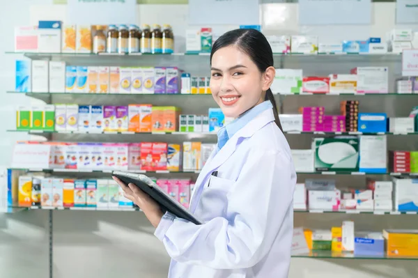Portrait Female Pharmacist Using Tablet Modern Pharmacy Drugstore — Stockfoto