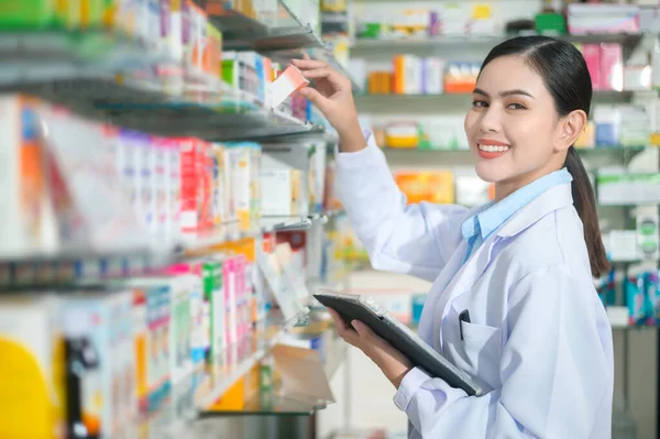 Portrait Female Pharmacist Using Tablet Modern Pharmacy Drugstore — Stockfoto