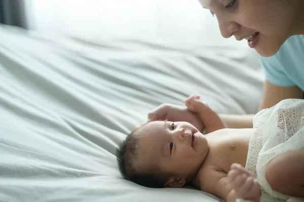 Eine Junge Mutter Mit Einem Süßen Neugeborenen — Stockfoto
