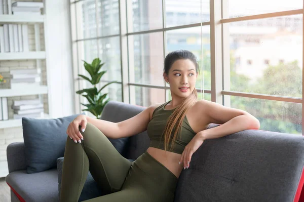 Fit Krásná Asain Žena Sportovním Oblečení Sezení Relaxaci Pohovce Cvičení — Stock fotografie