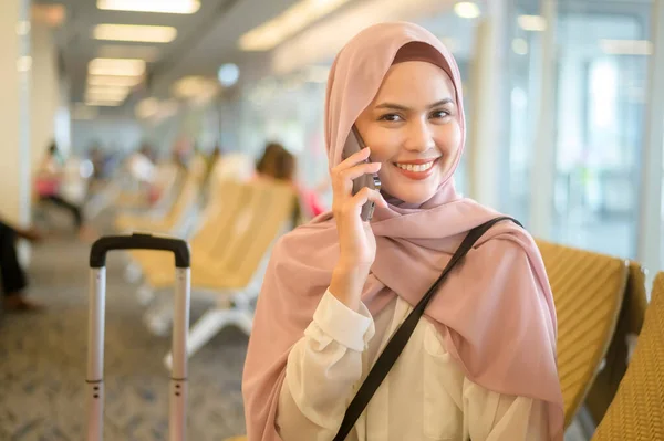 Young Female Muslim Traveler Carrying Suitcases International Airport Travel Holidays —  Fotos de Stock