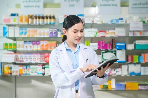 Portrait Female Pharmacist Using Tablet Modern Pharmacy Drugstore — Fotografia de Stock