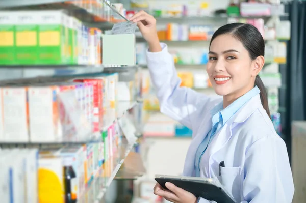 Portrait Female Pharmacist Using Tablet Modern Pharmacy Drugstore — Stock fotografie