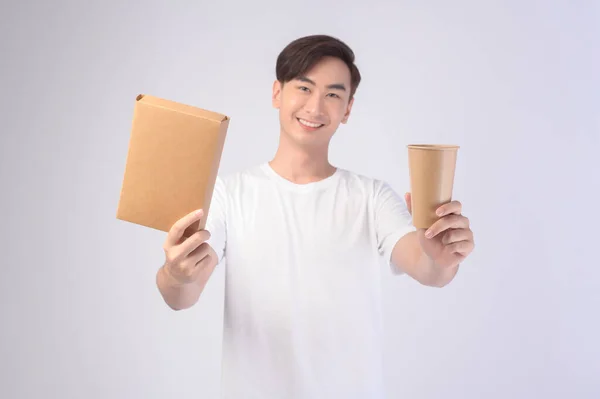 Egy Fiatal Ázsiai Férfi Kezében Papír Pohár Papír Doboz Felett — Stock Fotó