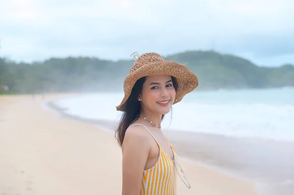 Una Joven Hermosa Mujer Bikini Disfrutando Relajándose Playa Verano Vacaciones — Foto de Stock