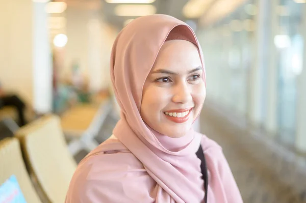 Young Female Muslim Traveler Carrying Suitcases International Airport Travel Holidays —  Fotos de Stock