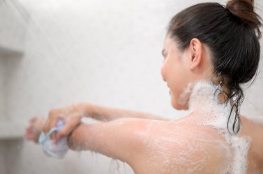 Mutlu ve güzel bir kadın duş alıyor. 