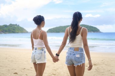 İki çekici bayan arkadaş sahilde keyif çatıyor, yaz, tatil, tatiller, yaşam tarzları konsepti..