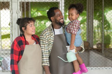 Mutlu bir siyahi ziraat ailesi tarım arazilerinde çalışıyor ve eğleniyor.