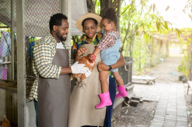 Mutlu bir siyahi ziraat ailesi tarım arazilerinde çalışıyor ve eğleniyor.
