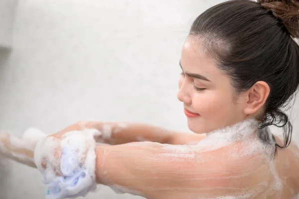 Una Hermosa Mujer Feliz Está Tomando Una Ducha — Foto de Stock