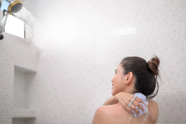 Una Hermosa Mujer Feliz Está Tomando Una Ducha — Foto de Stock