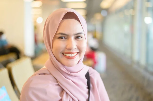 Young Female Muslim Traveler Carrying Suitcases International Airport Travel Holidays — Stock Photo, Image