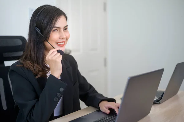 Female Call Center Agent Headset Consulting Clients Online Customer Service — 图库照片