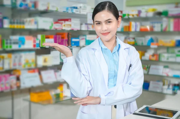 Портрет Женщины Фармацевта Работающей Современной Аптеке — стоковое фото