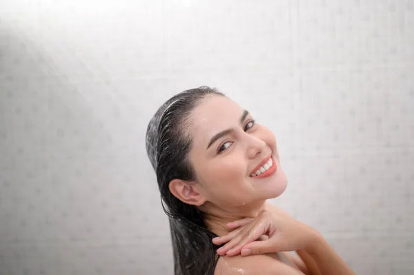 Una Hermosa Mujer Feliz Está Tomando Una Ducha — Foto de Stock