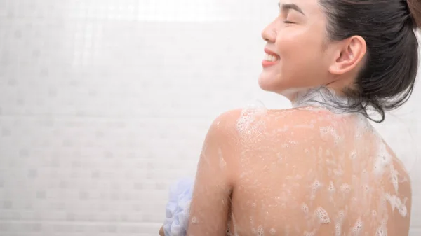 Una Hermosa Mujer Feliz Está Tomando Una Ducha — Foto de Stock