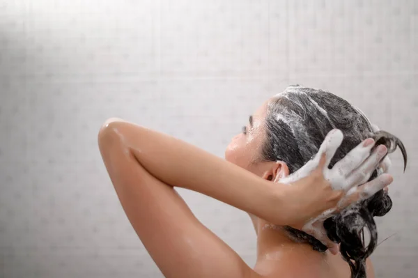 Una Hermosa Mujer Feliz Está Tomando Una Ducha — Foto de Stock