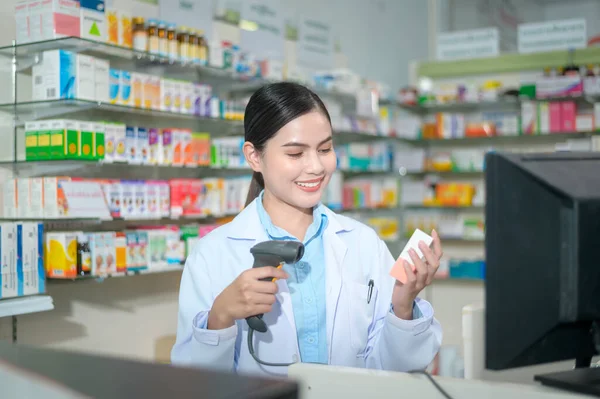 Een Vrouwelijke Apotheker Scannen Barcode Een Medicijndoos Een Moderne Apotheek — Stockfoto