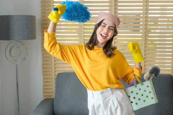 Young Happy Woman Wearing Yellow Gloves Holding Basket Cleaning Supplies — ストック写真