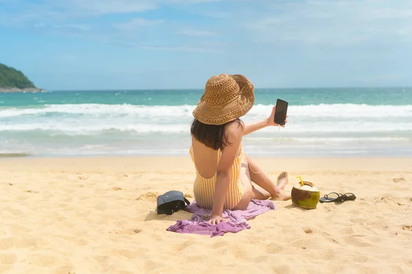 Young Beautiful Woman Bikini Listening Music Using Smartphone Beach Summer — 스톡 사진