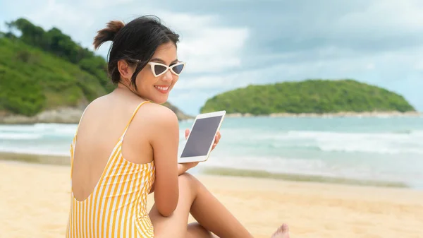 Young Beautiful Woman Bikini Relaxing Using Tablet Beach Summer Vacation — 스톡 사진