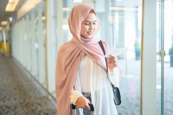 Young Female Muslim Traveler Carrying Suitcases International Airport Travel Holidays —  Fotos de Stock