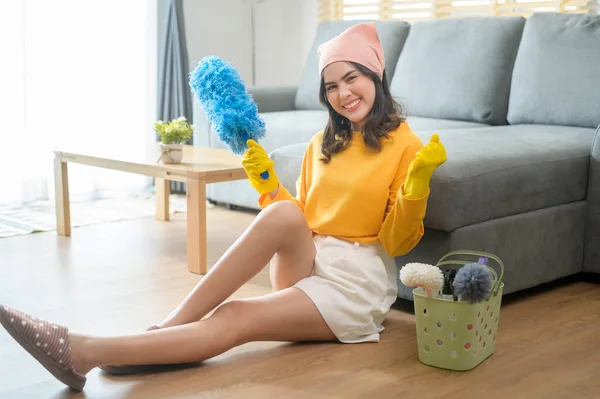 Young Happy Woman Wearing Yellow Gloves Holding Basket Cleaning Supplies — Stockfoto