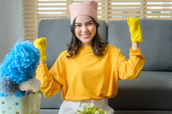 Young Happy Woman Wearing Yellow Gloves Holding Basket Cleaning Supplies — Stock fotografie