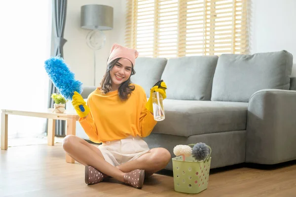 Een Jonge Gelukkige Vrouw Met Gele Handschoenen Een Mand Met — Stockfoto