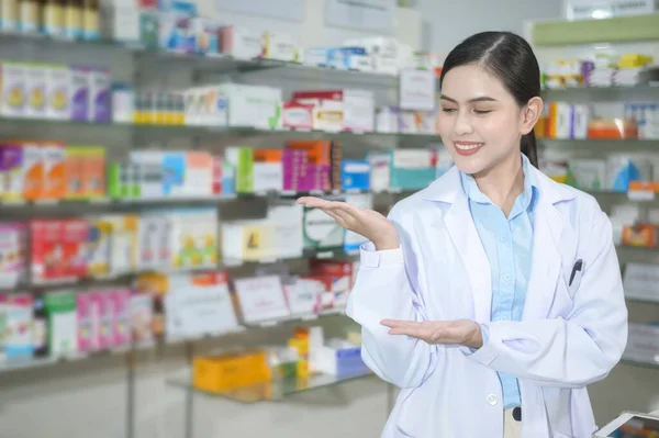 Portrait Female Pharmacist Working Modern Pharmacy Drugstore – stockfoto