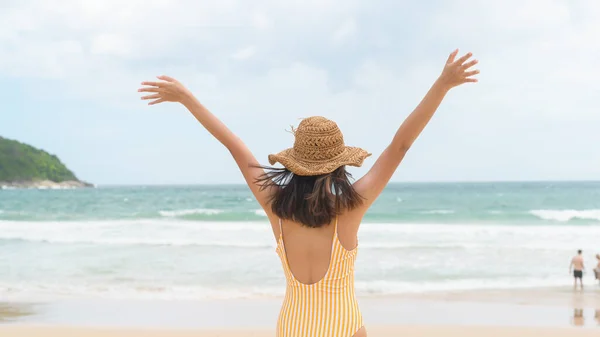 Eine Junge Schöne Bikini Strand Genießen Und Entspannen Sommer Urlaub — Stockfoto