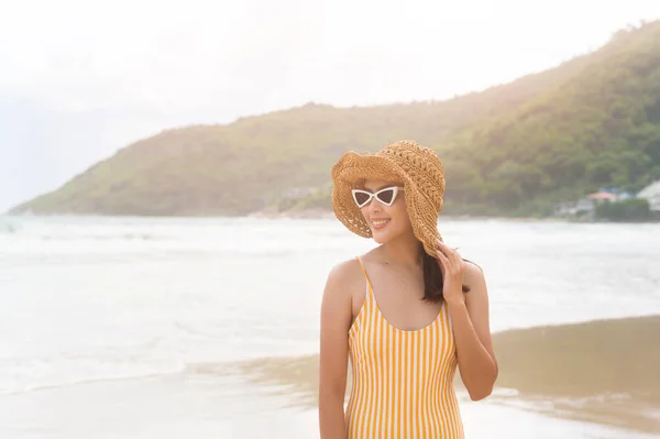 Una Joven Hermosa Mujer Bikini Disfrutando Relajándose Playa Verano Vacaciones — Foto de Stock