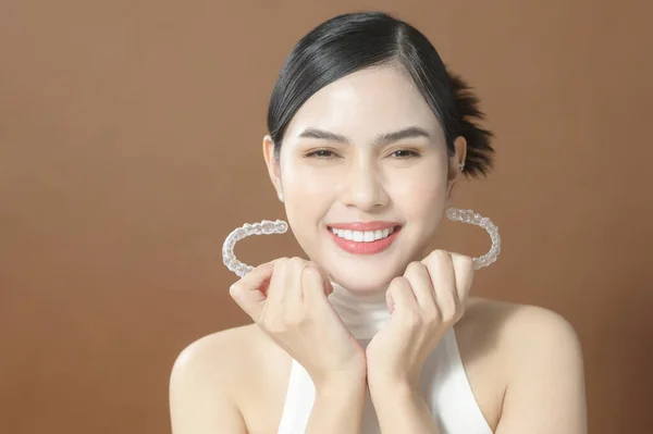 Young Woman Beautiful Teeth Holding Invisalign Healthy Dental Concept — Photo