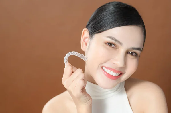 Young Woman Beautiful Teeth Holding Invisalign Healthy Dental Concept — Photo