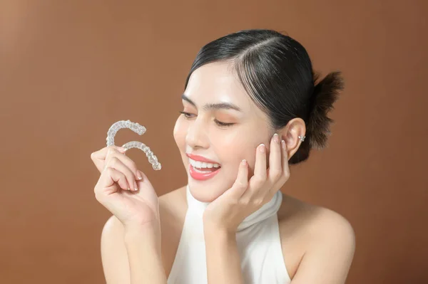 Young Woman Beautiful Teeth Holding Invisalign Healthy Dental Concept — Photo