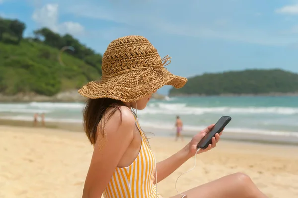 Young Beautiful Woman Bikini Listening Music Using Smartphone Beach Summer — ストック写真