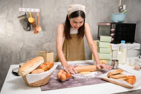 Een Jonge Mooie Vrouw Bakken Haar Keuken Bakkerij Coffeeshop Bedrijf — Stockfoto