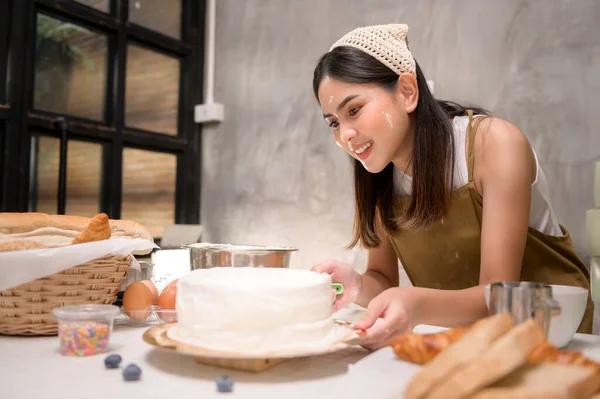 Een Jonge Mooie Vrouw Bakken Haar Keuken Bakkerij Coffeeshop Bedrijf — Stockfoto