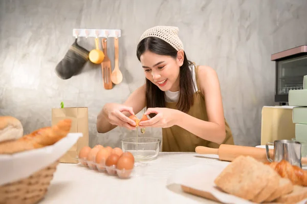 Een Jonge Mooie Vrouw Bakken Haar Keuken Bakkerij Coffeeshop Bedrijf — Stockfoto