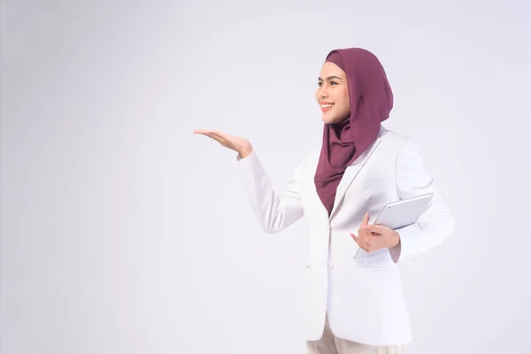 Beautiful Muslim Business Woman Wearing White Suit Hijab Holding Tablet — Stockfoto