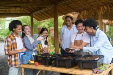 Bir grup melez ırk öğrencisi ve öğretmen tarım teknolojisini akıllı tarım, eğitim ekolojisi tarım kavramlarında öğreniyor. .