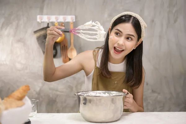 Een Jonge Mooie Vrouw Bakken Haar Keuken Bakkerij Coffeeshop Bedrijf — Stockfoto